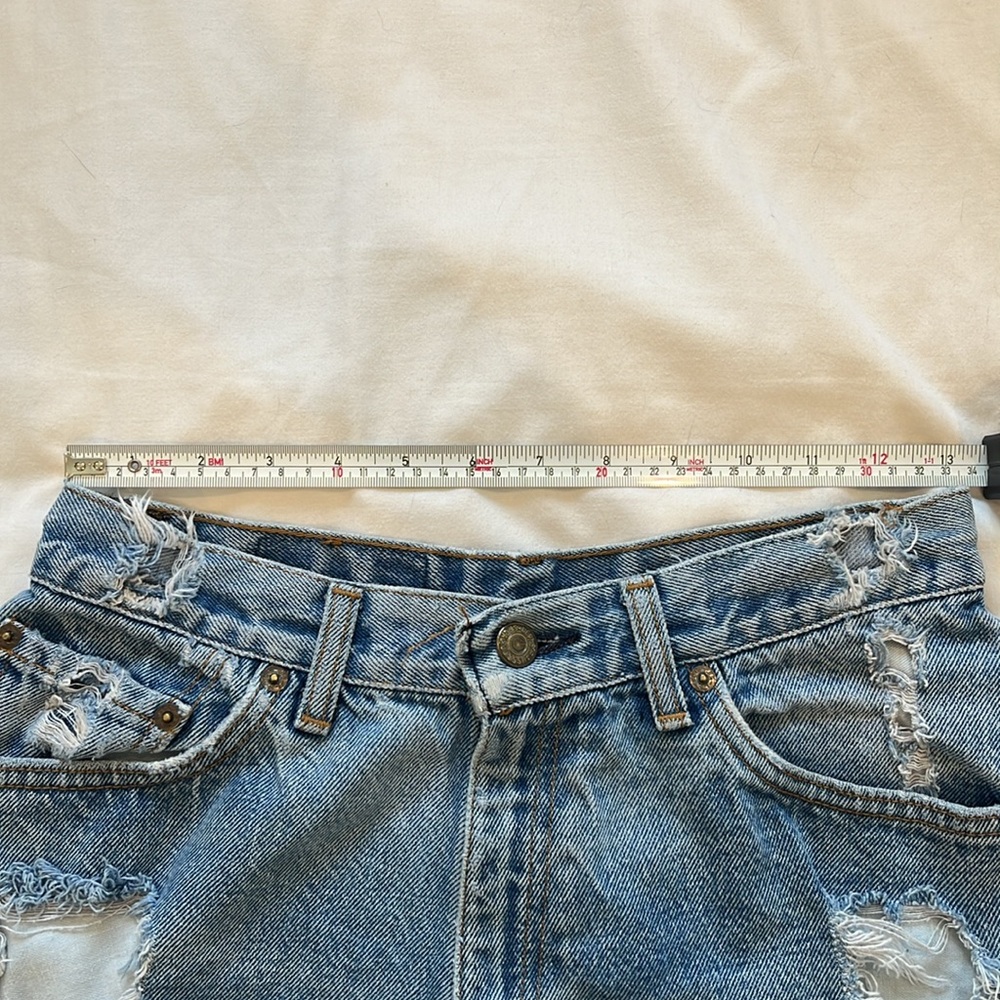 Levi’s Distressed Mini Short - Picture 3 of 4